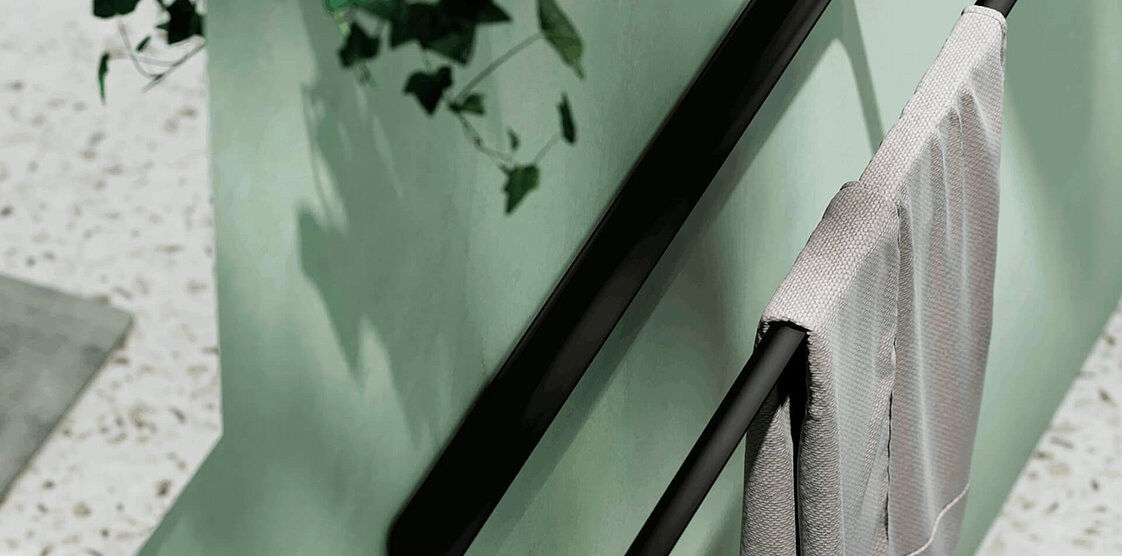 Abstraktes Bild mit grünen und grauen Pinselstrichen und diagonalen schwarzen Linien.