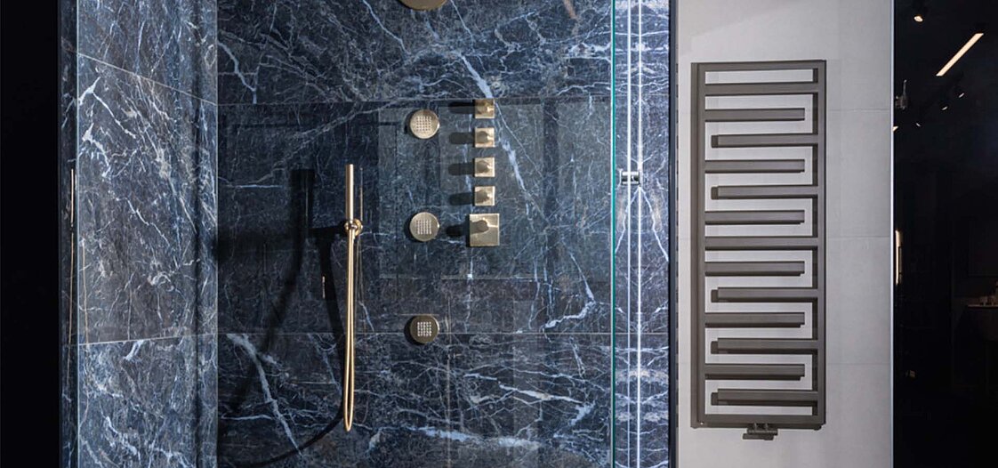 Ein Foto von einem modernen schwarzen Heizelement in einem Badezimmer.