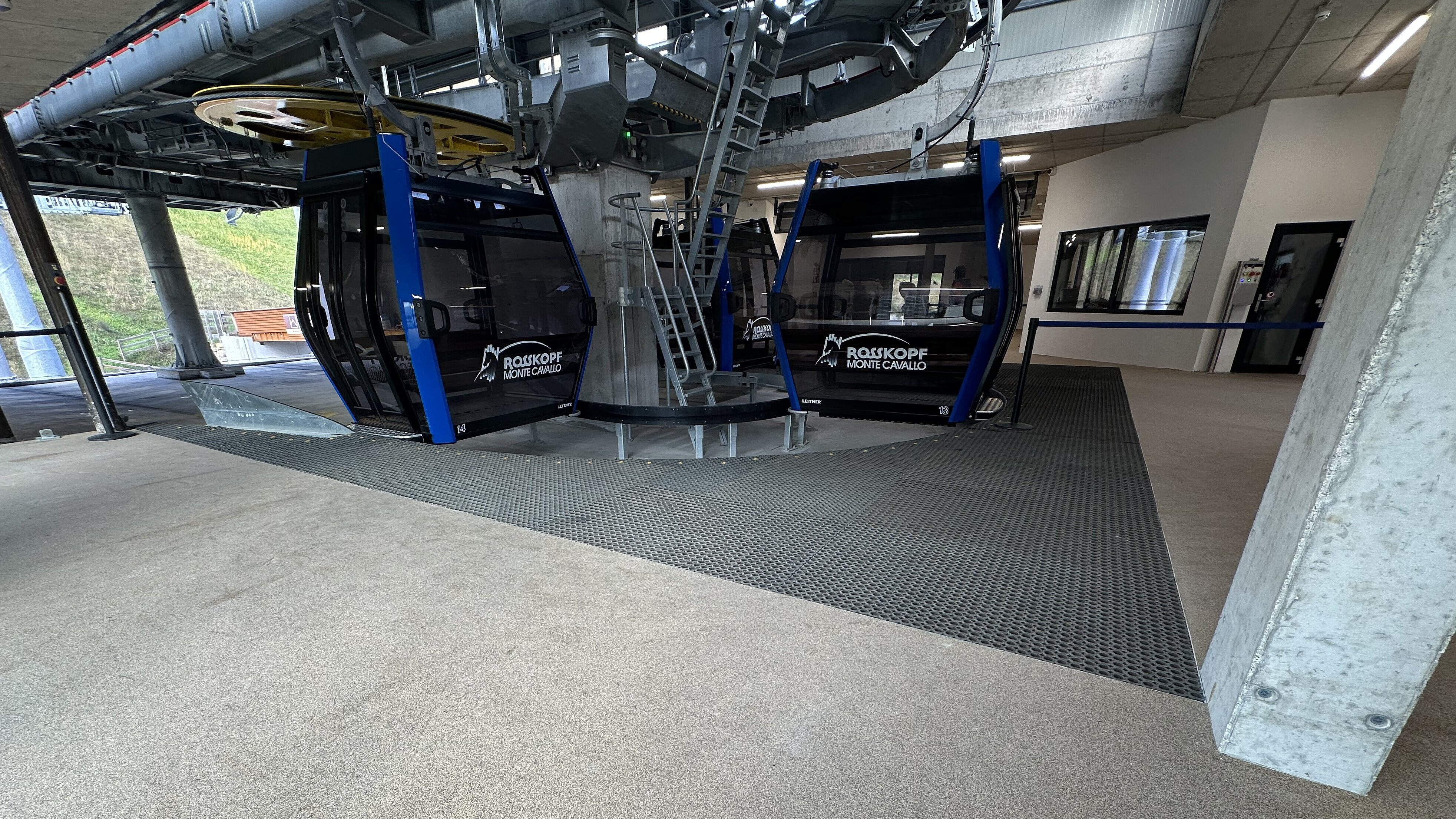 Posa del pavimento nella funivia Rosskopf