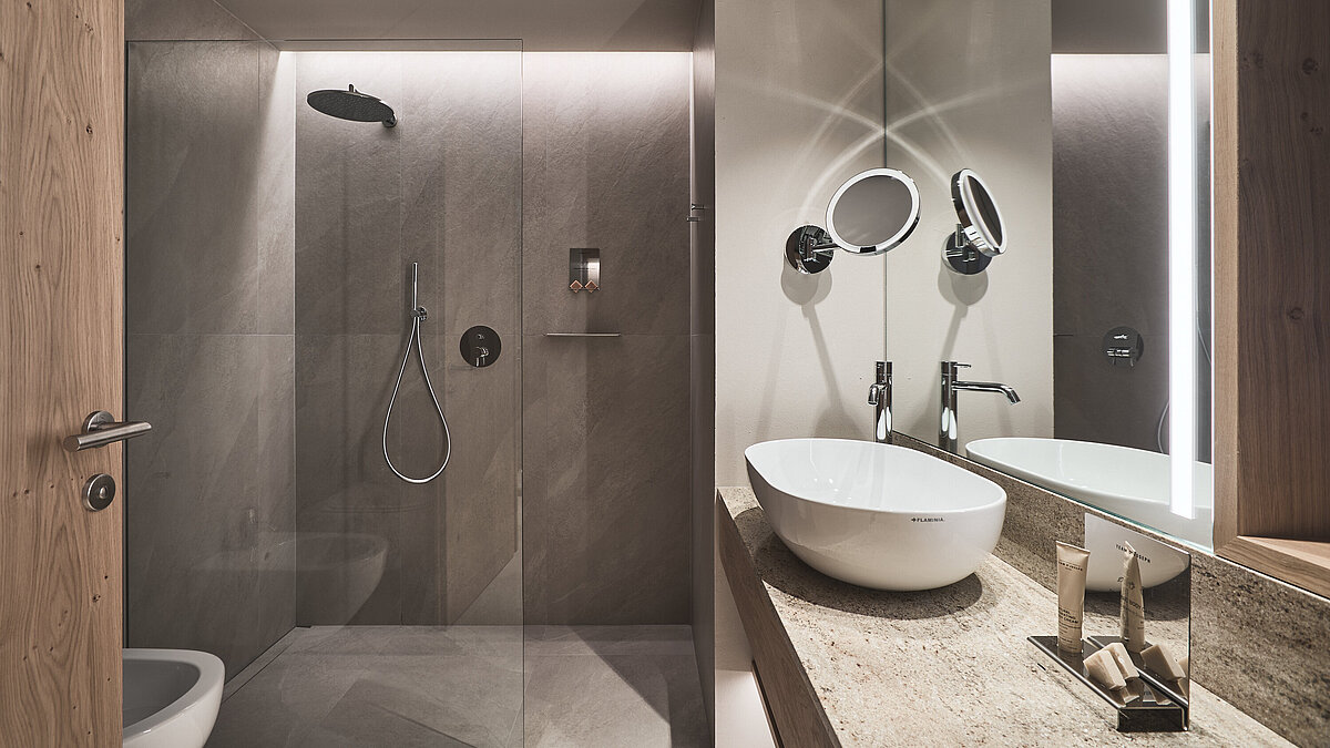 Ein großes Gebäude im Bau, von dem mehrere Stockwerke zu sehen sind. Teile des Gebäudes und der Umgebung sind mit Schnee bedeckt, was auf eine winterliche Kulisse schließen lässt.