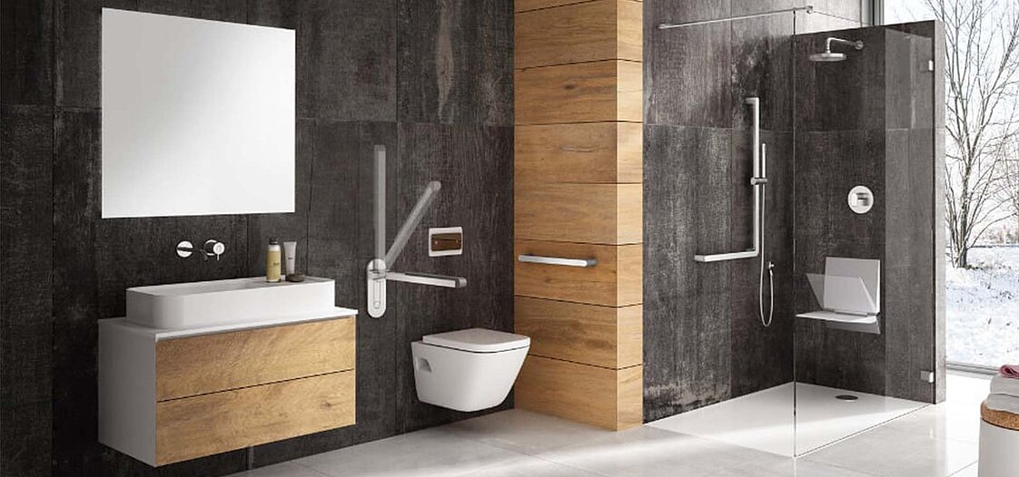 Ein Foto von einem modernen barrierefreien Badezimmer.