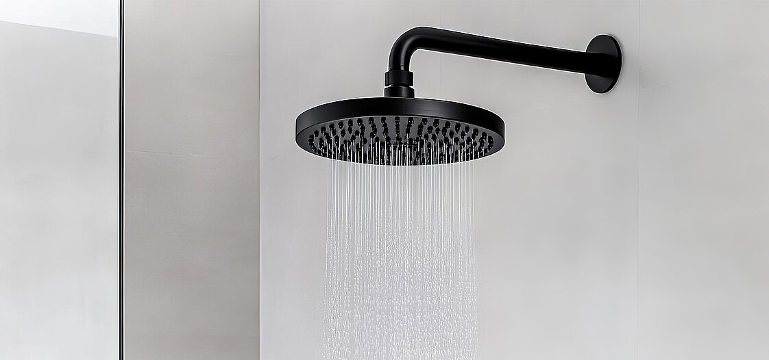 Ein schwarzer Duschkopf in einer Duschkabine.