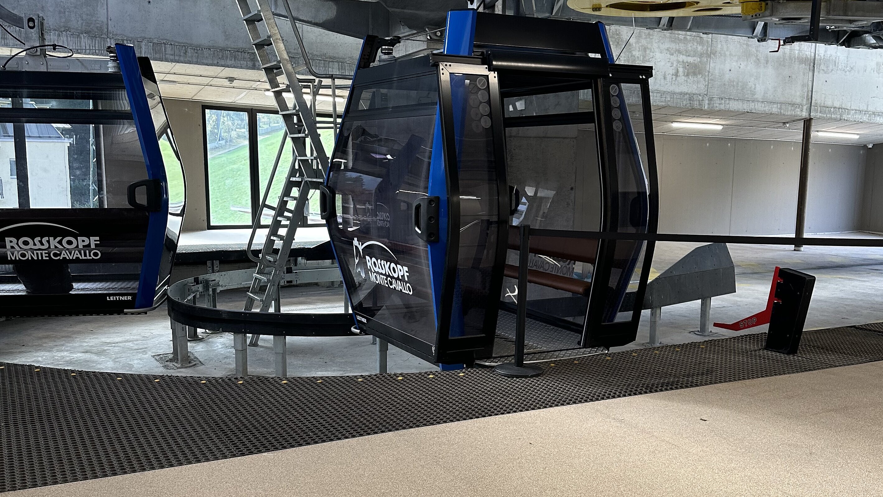 Posa del pavimento nella funivia Rosskopf