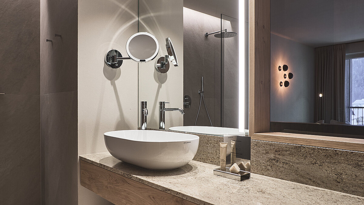 Ein modernes Gebäude mit einer großen, offenen Halle mit verglasten Wänden und Blick auf einen wolkigen Himmel draußen.