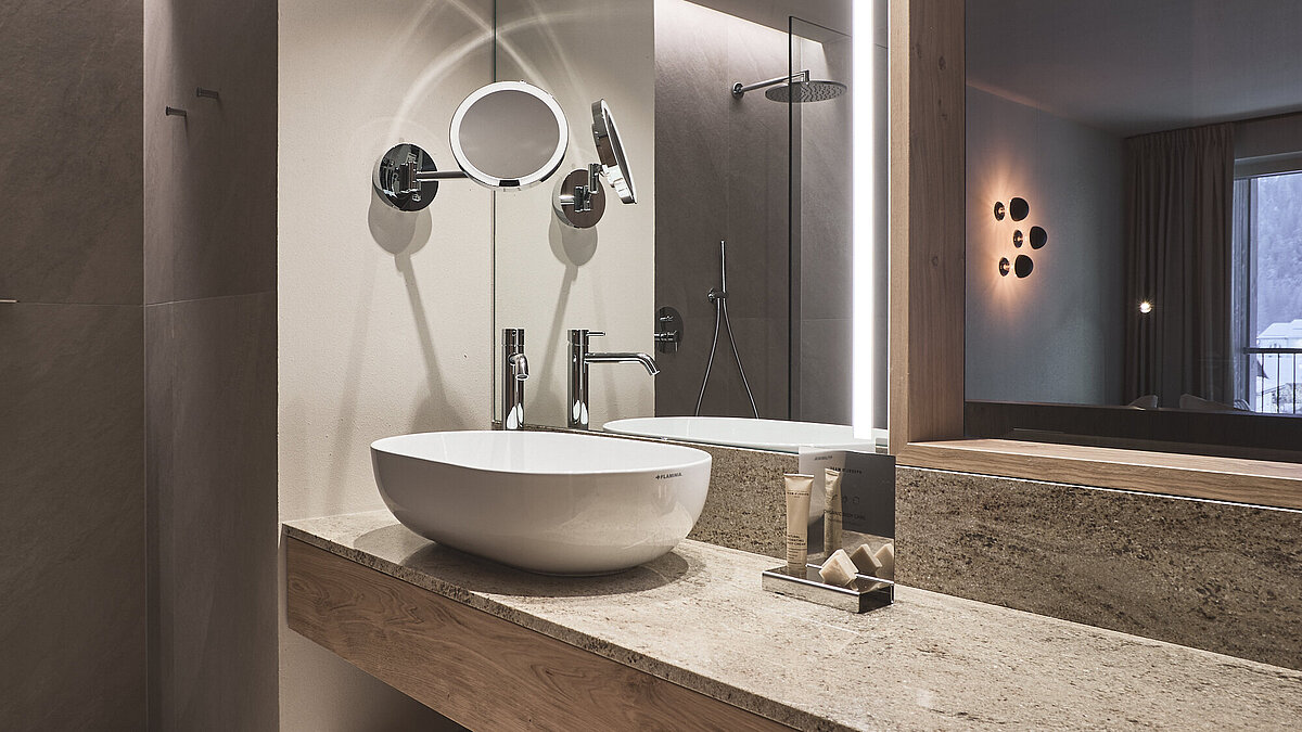 Ein modernes Gebäude mit einer großen, offenen Halle mit verglasten Wänden und Blick auf einen wolkigen Himmel draußen.