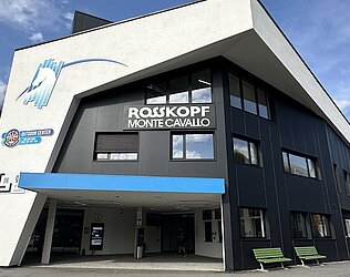 Posa del pavimento nella funivia Rosskopf