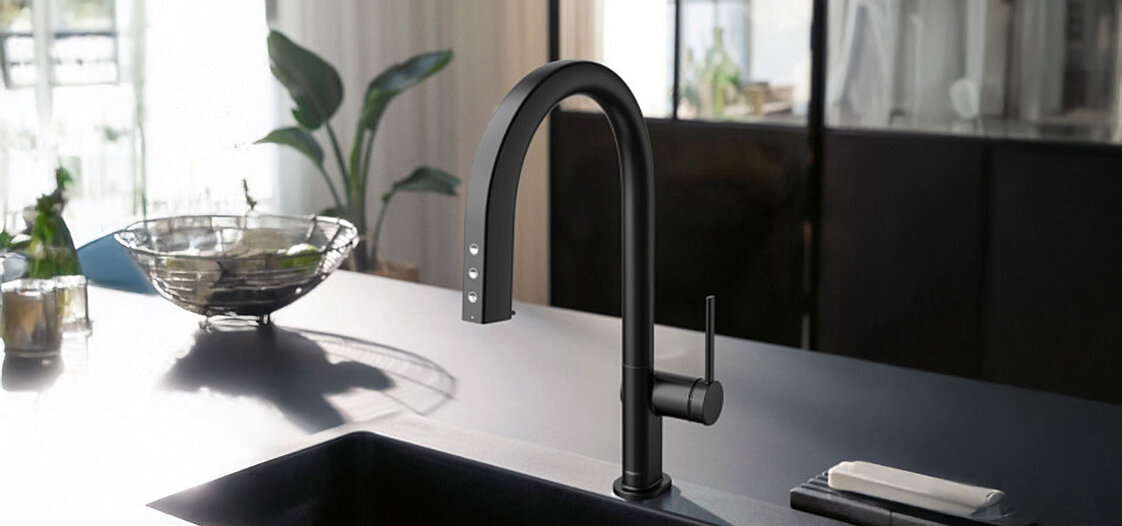 Ein Foto von einem schwarzen Wasserhahn in einer Küche.