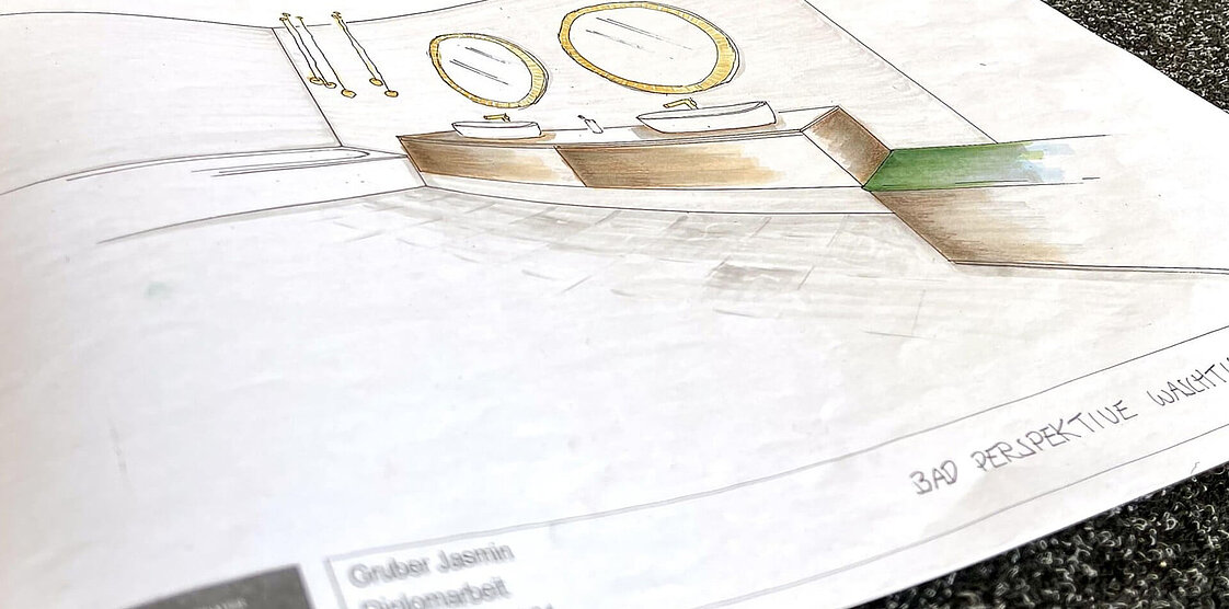 Eine Vogelperspektive auf ein Küstengebiet mit einem Yachthafen. Am Pier liegen Boote, und an Land sind Gebäude und grüne Bäume zu sehen.