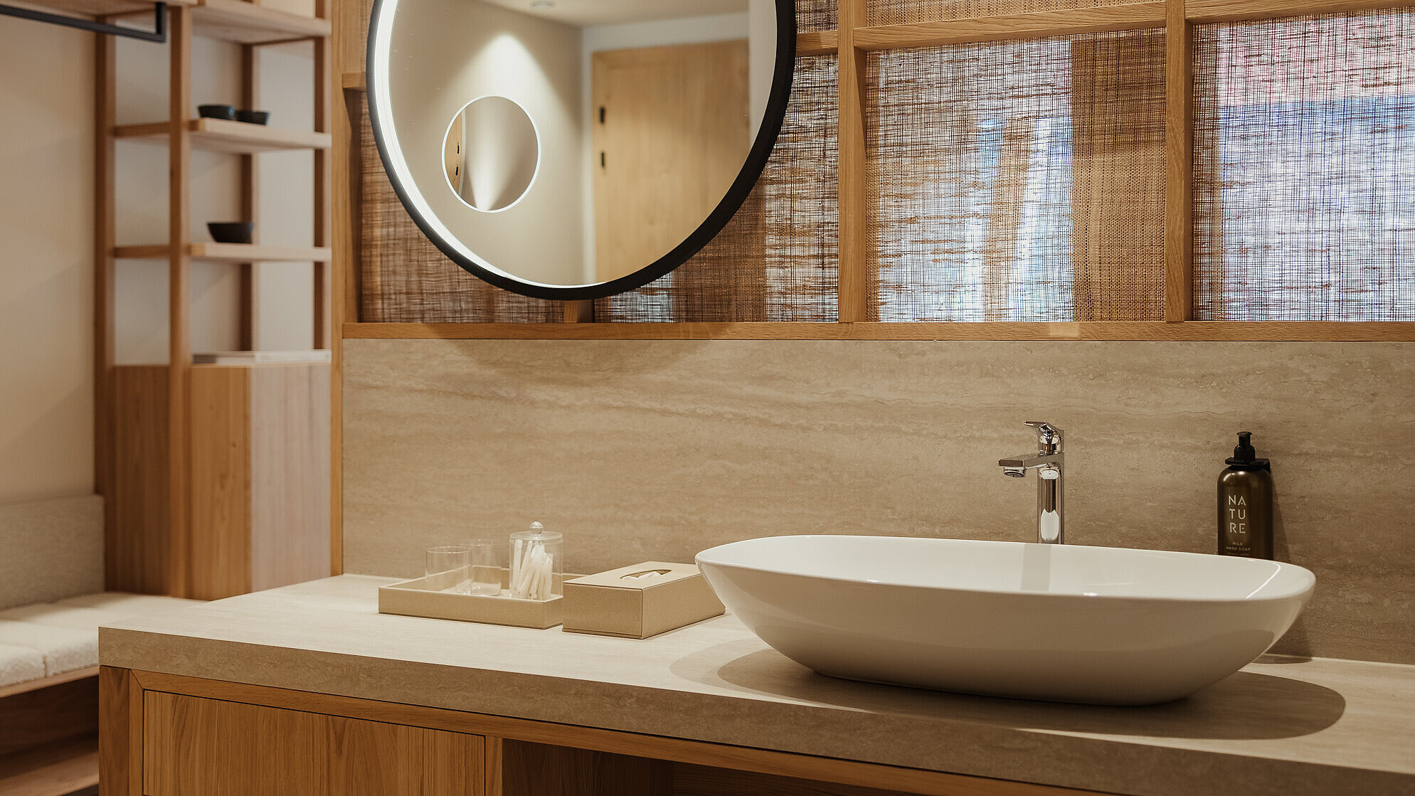 Tauber's Biovital Hotel: offene Badbereiche und natürliche Oberflächen.