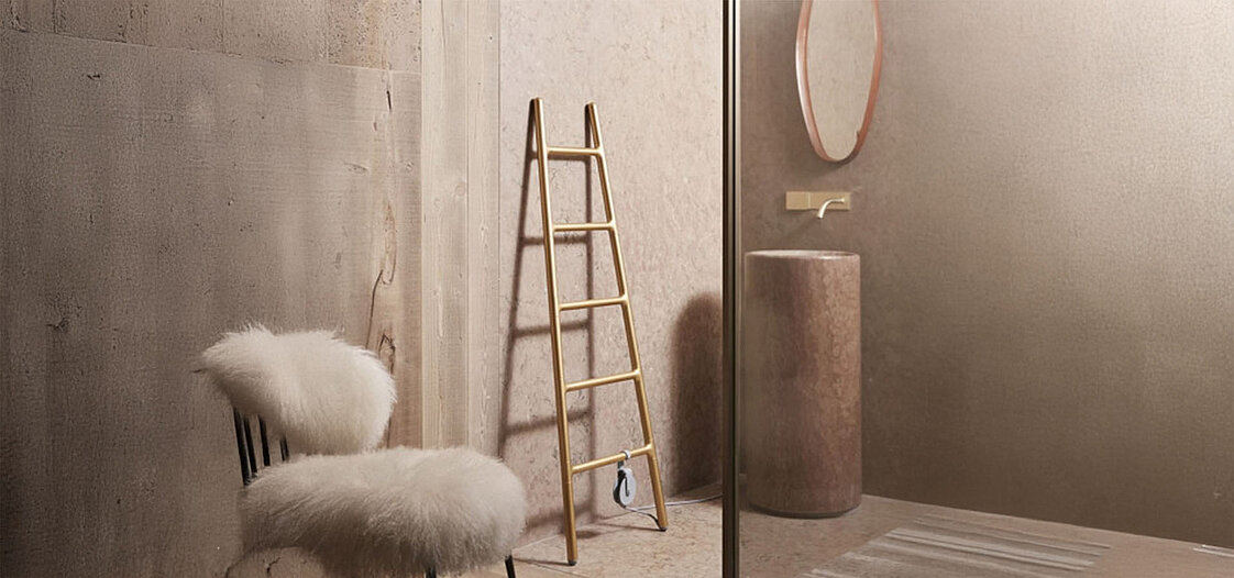 Ein Bild von einer goldenen Leiter in einem Badezimmer.