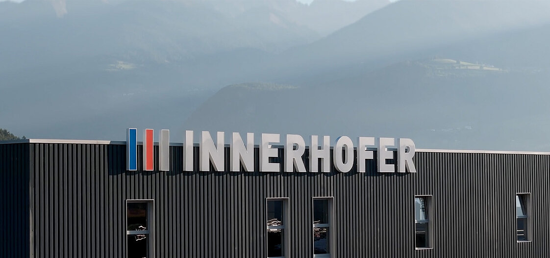 Ein Foto vom der Innerhofer-Aufschrift auf dem Unternehmensgebäude.