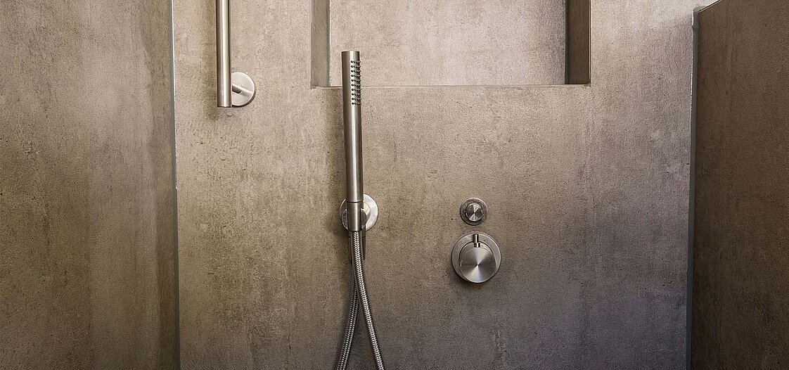 Ein Foto von einer modernen Dusche in Steinoptik.