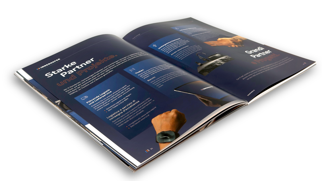 Ein aufgeschlagenes Magazin zeigt eine Doppelseite mit technischen Themen. Auf der linken Seite steht der Titel „Starke Partner“, daneben sind Bilder von elektronischen Geräten und Textabschnitte zu sehen. Eine Hand mit einer Smartwatch ist ebenfalls abgebildet.