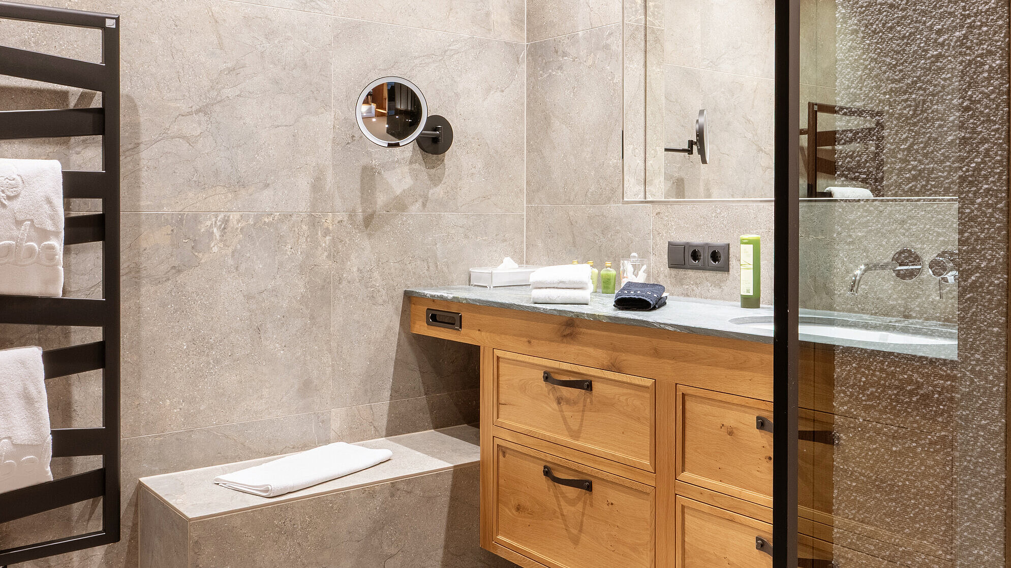 Hotel Mirabell: Moderne Badezimmer mit alpiner Eleganz.