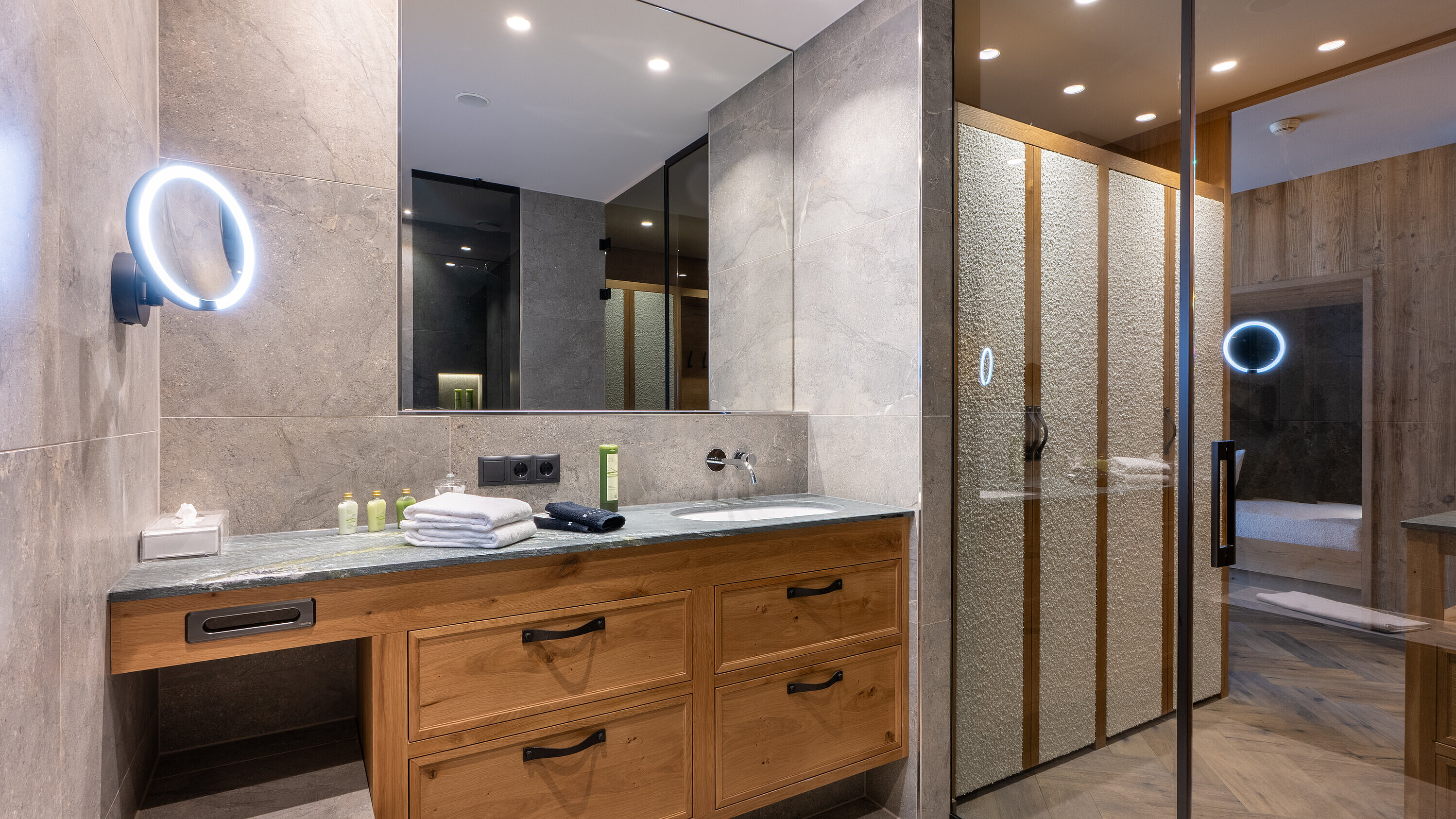 Hotel Mirabell: Moderne Badezimmer mit alpiner Eleganz.