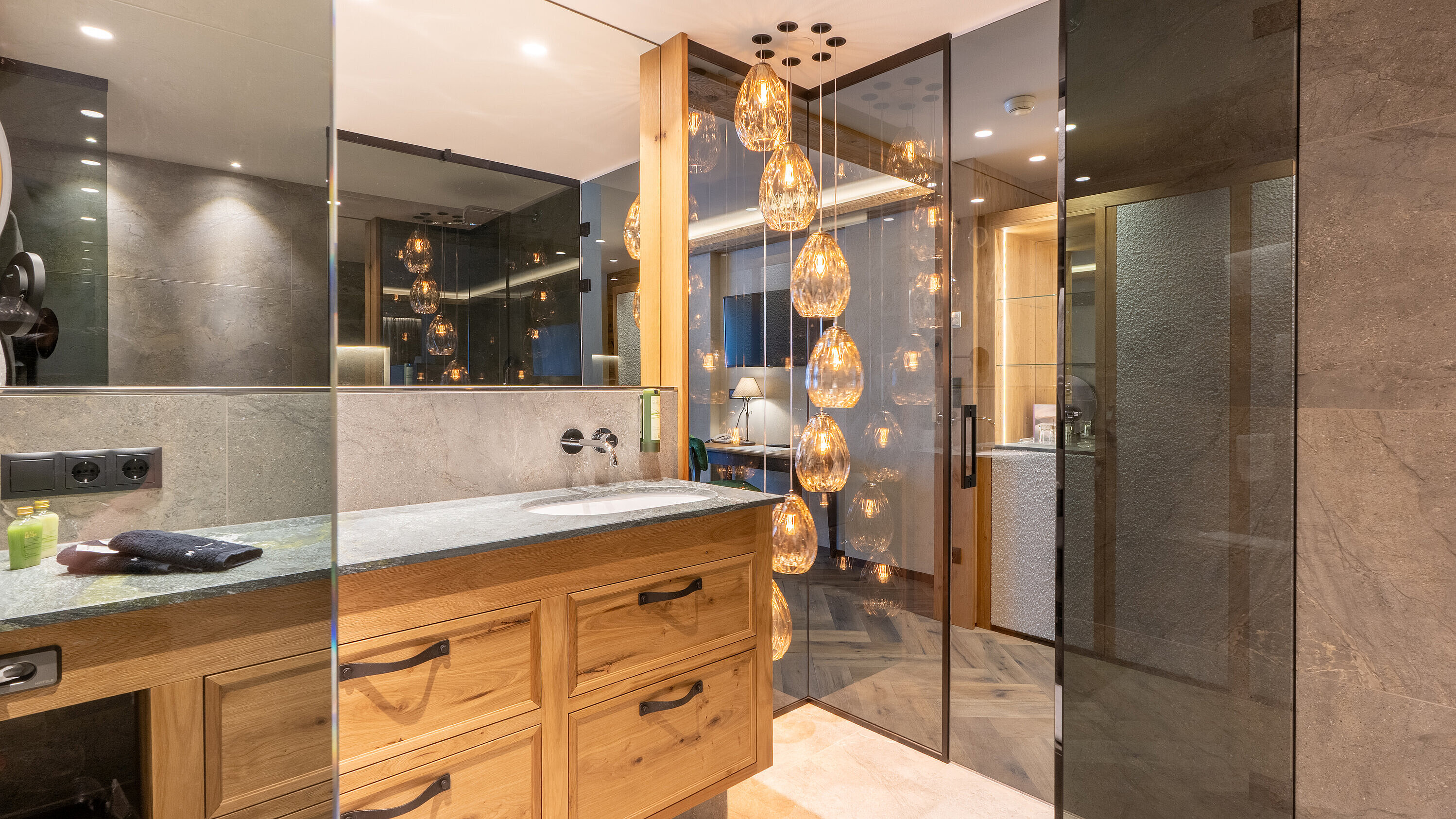 Hotel Mirabell: Moderne Badezimmer mit alpiner Eleganz.