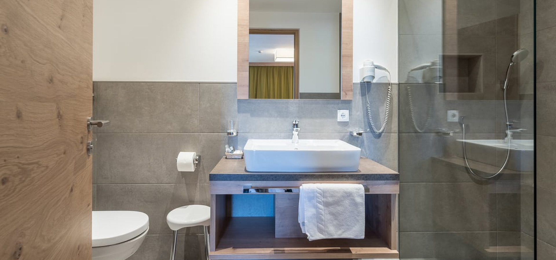 Panorama Aparthotel / Gais