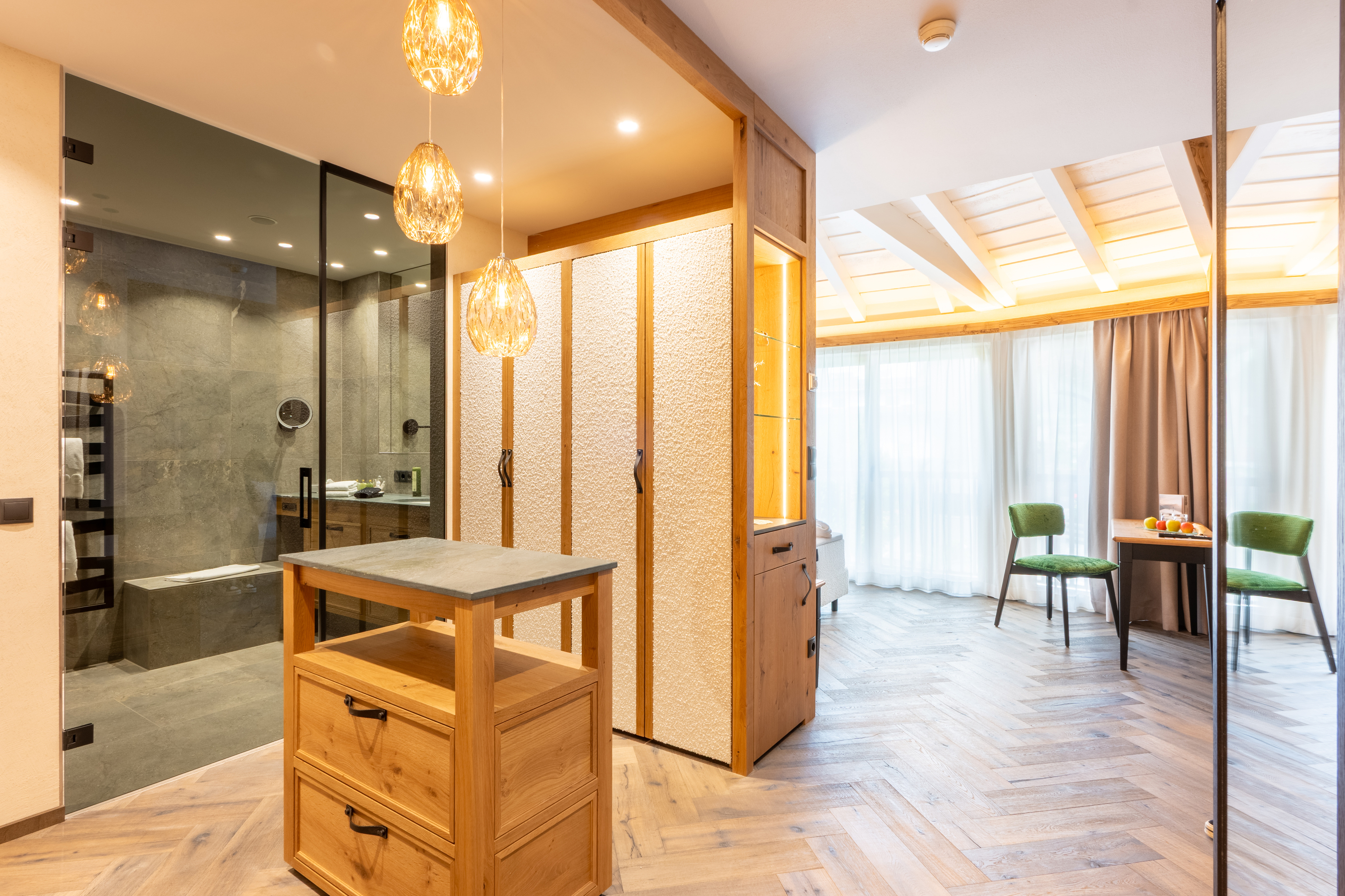 Hotel Mirabell: Moderne Badezimmer mit alpiner Eleganz.