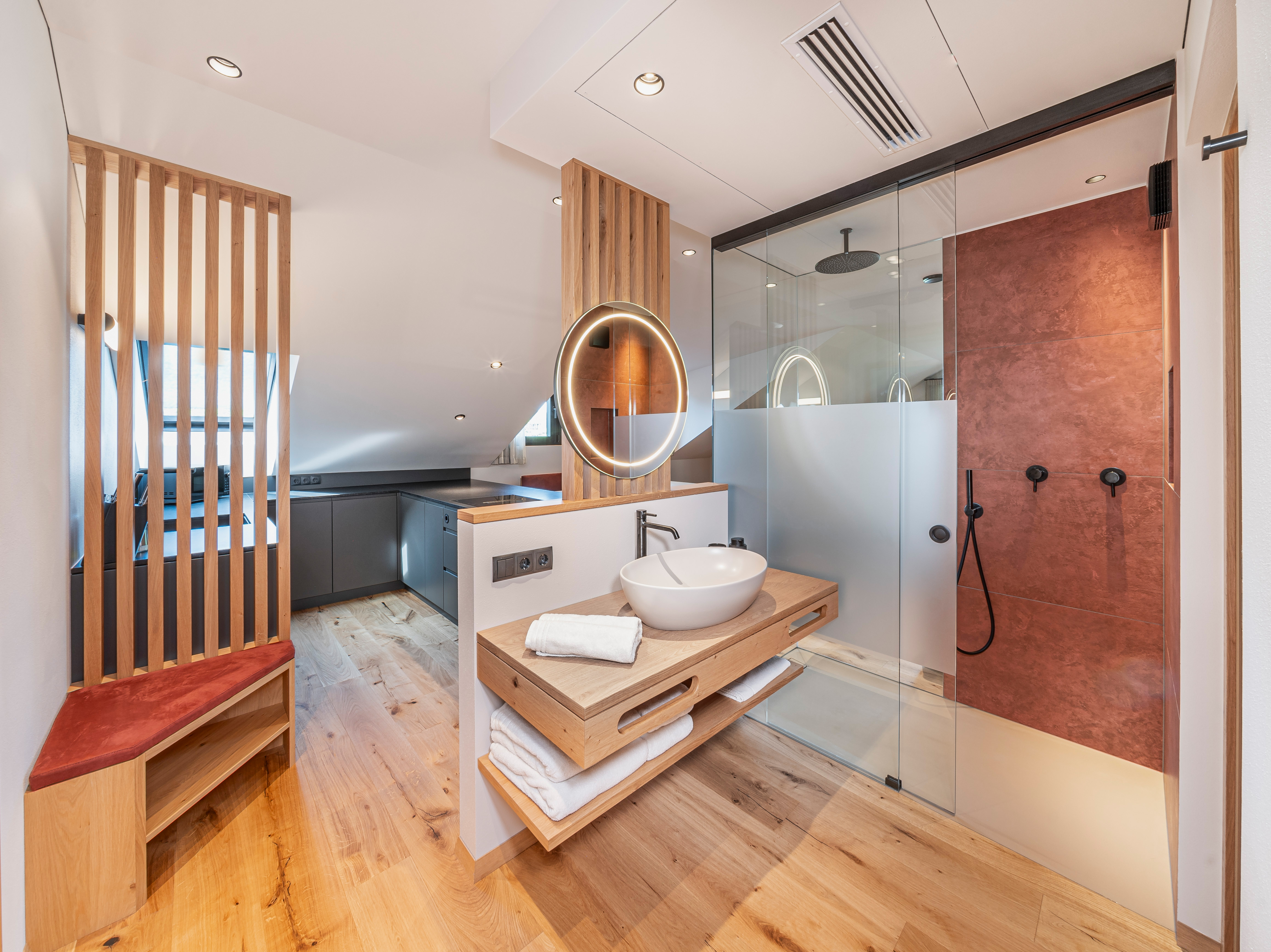 Freistehende Badewanne und offenes Raumkonzept: die Bäder im Kandlerhof.