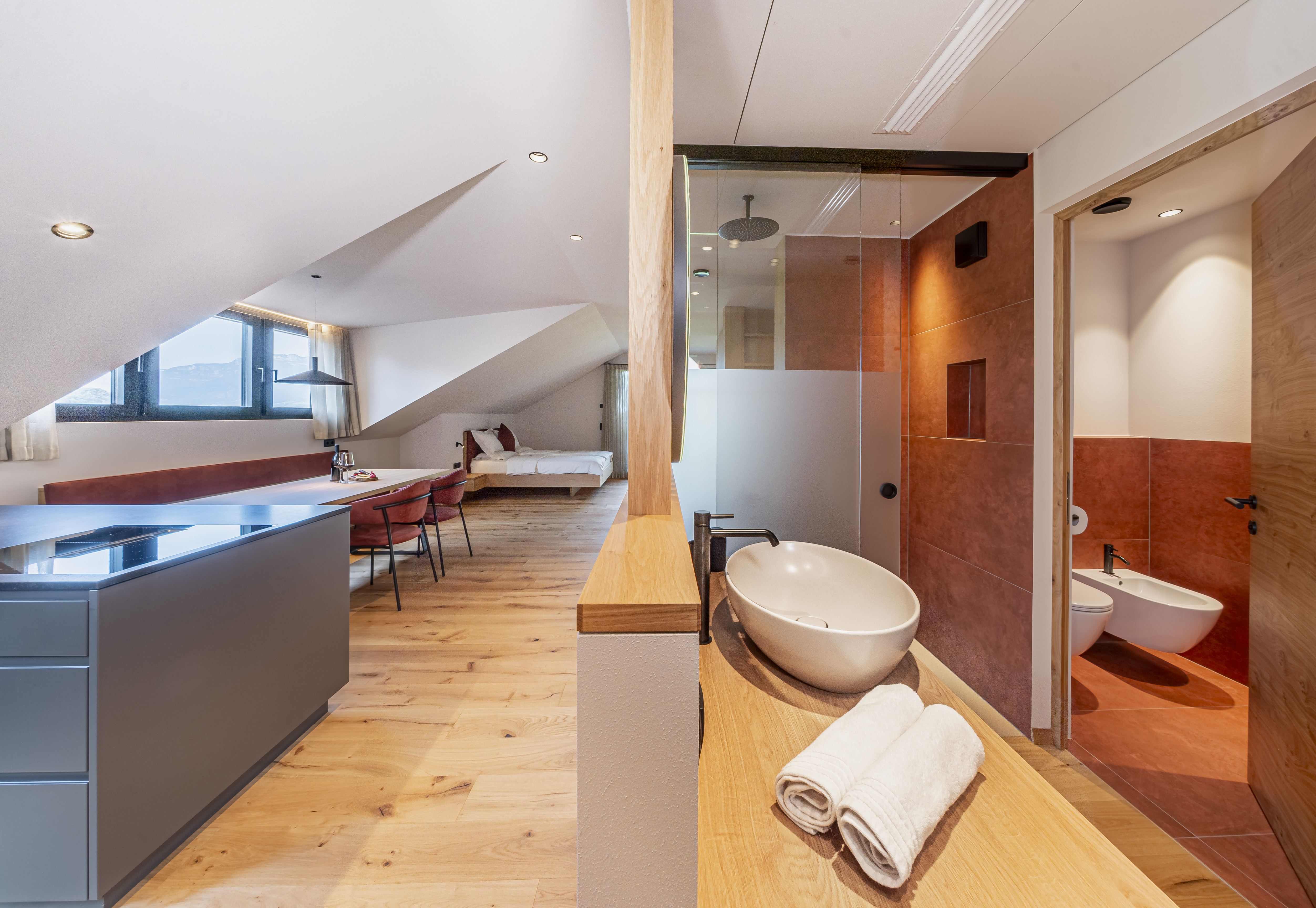 Freistehende Badewanne und offenes Raumkonzept: die Bäder im Kandlerhof.