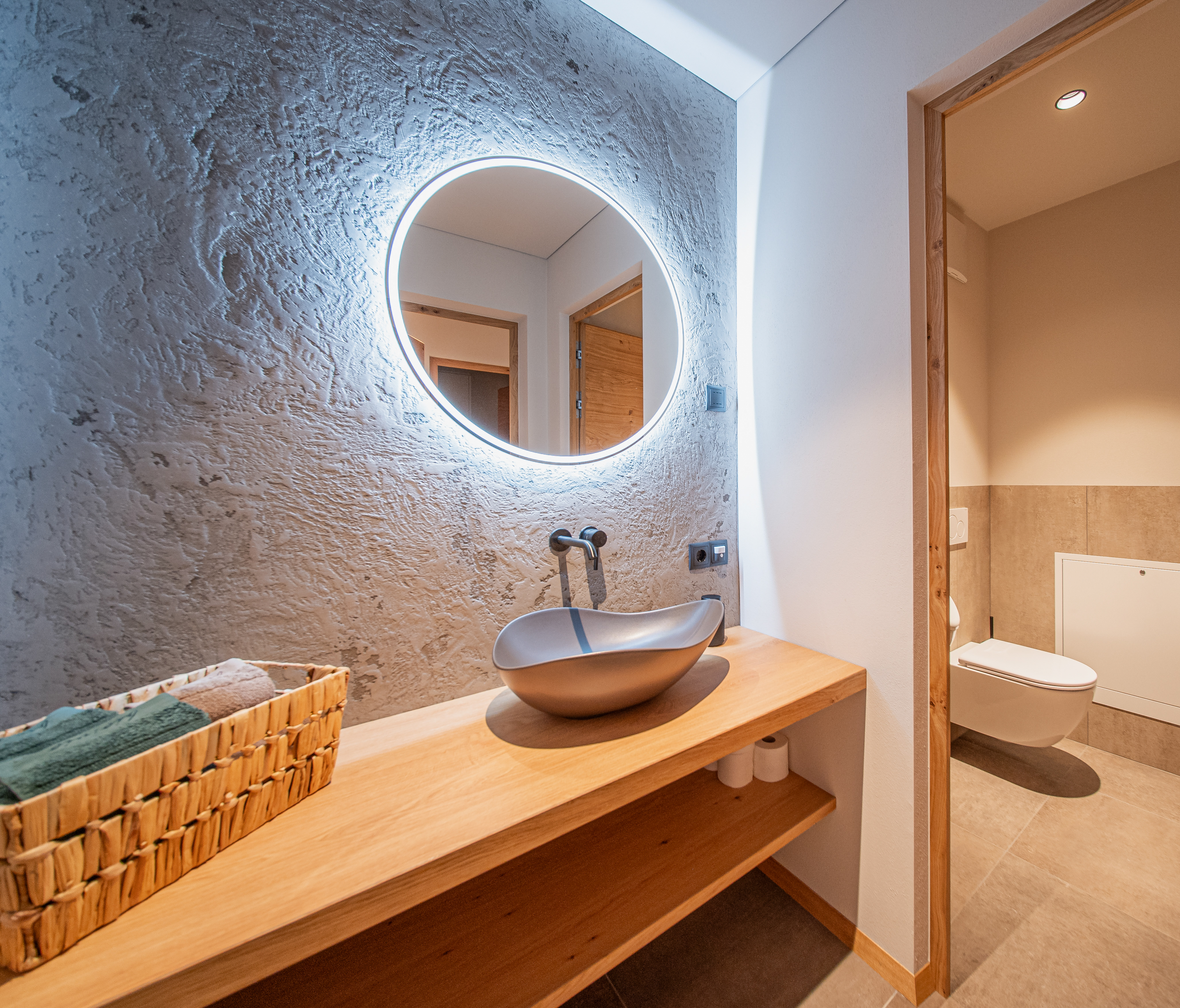 Freistehende Badewanne und offenes Raumkonzept: die Bäder im Kandlerhof.