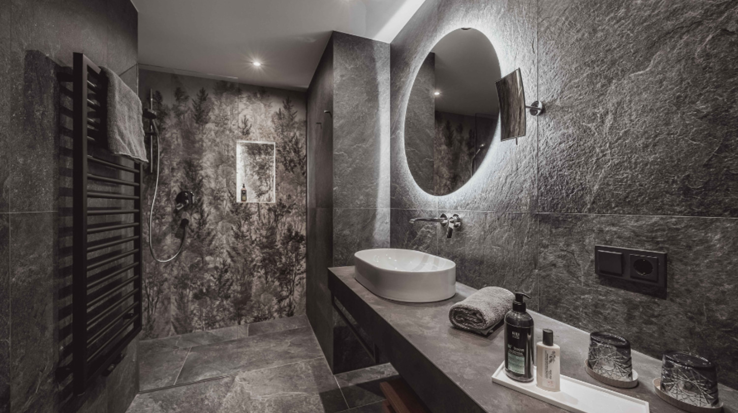 Maßgeschneiderte Bäder von Innerhofer Hotel Continental Dolomites: Eleganz und Komfort im Bad