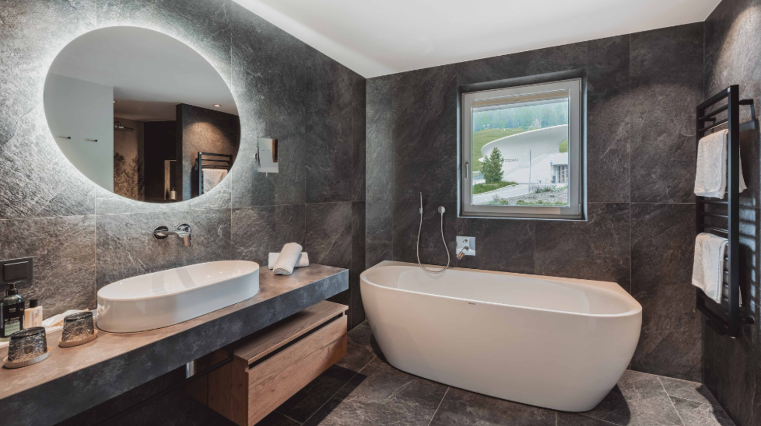 Maßgeschneiderte Bäder von Innerhofer Hotel Continental Dolomites: Eleganz und Komfort im Bad