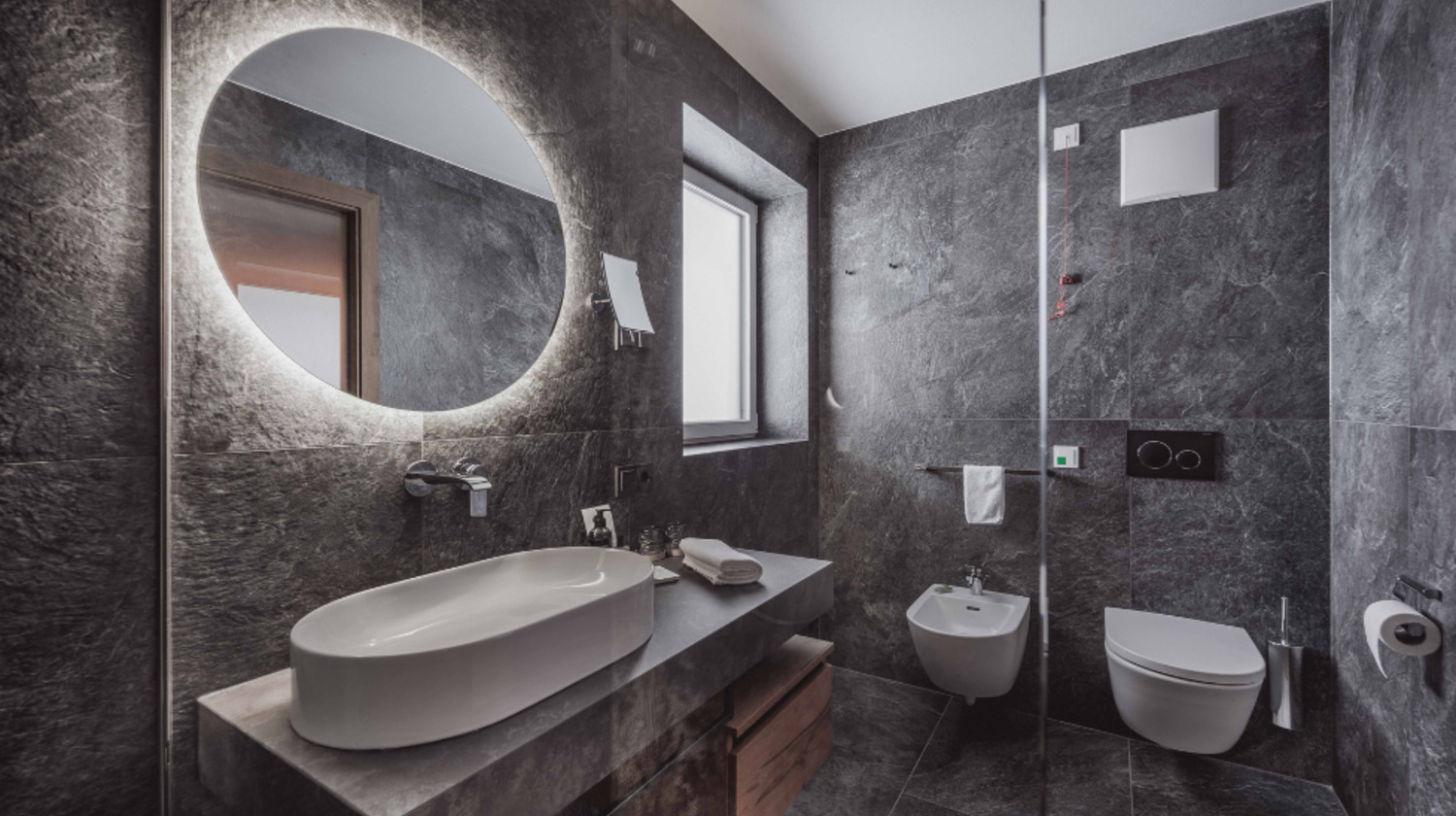 Maßgeschneiderte Bäder von Innerhofer Hotel Continental Dolomites: Eleganz und Komfort im Bad