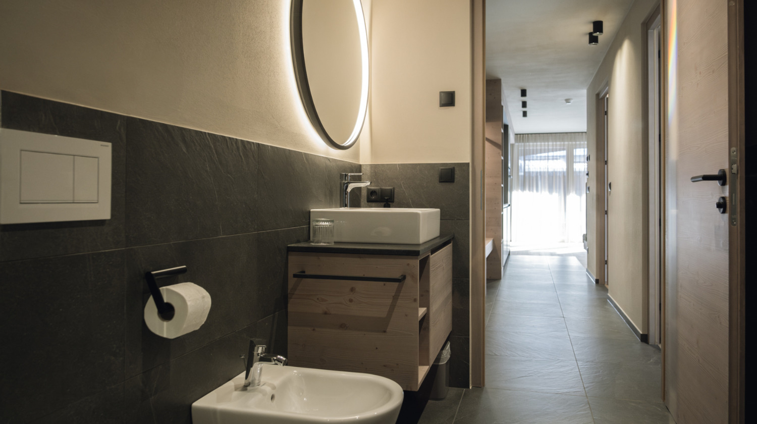 Haunold - live the adventure: Piastrelle e soluzioni sanitarie da INNERHOFER. Haunold Holiday Homes: <p>rifugio alpino con stile.