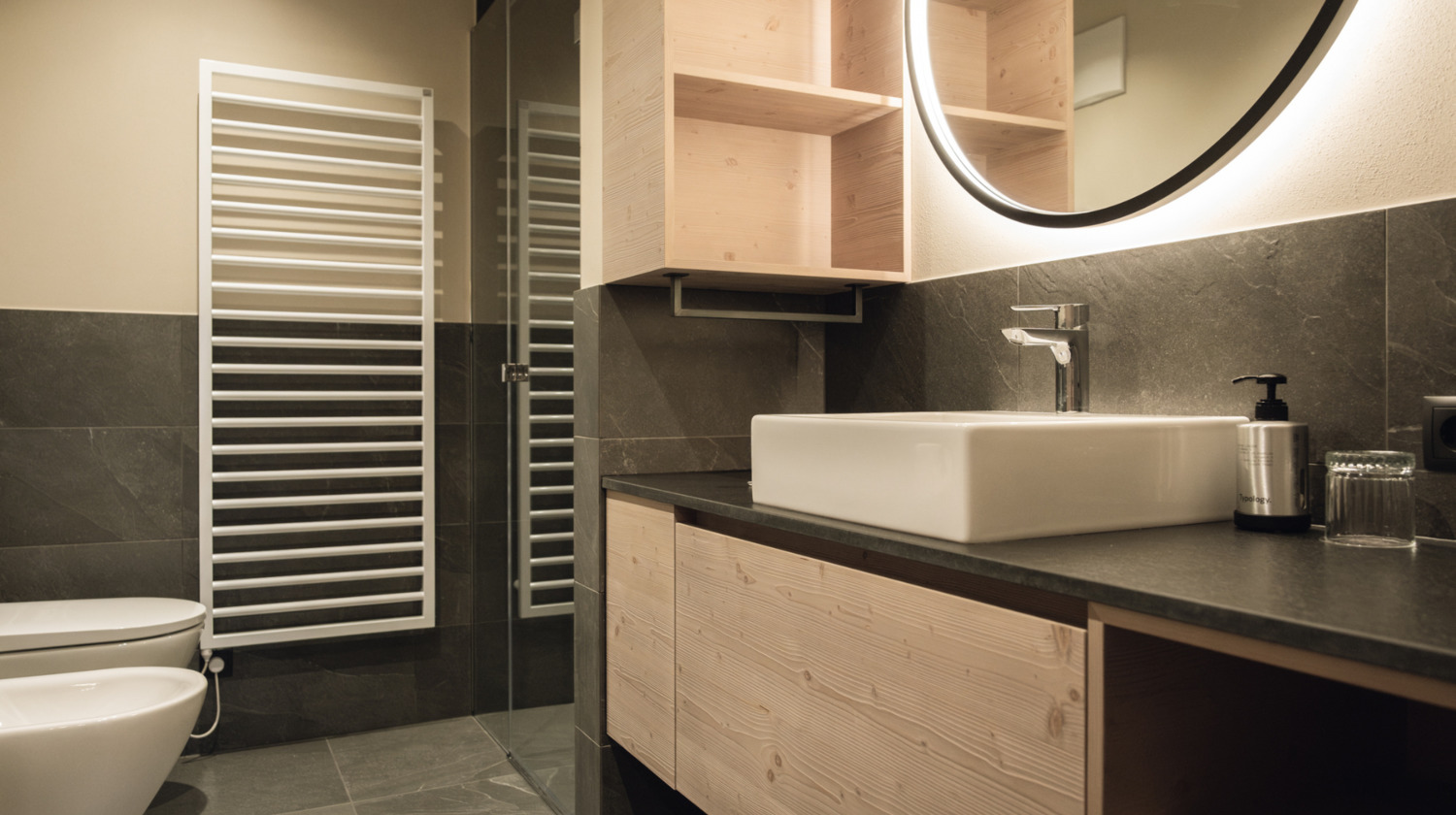 Haunold - live the adventure: Piastrelle e soluzioni sanitarie da INNERHOFER. Haunold Holiday Homes: <p>rifugio alpino con stile.