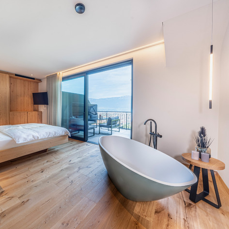 Vasca da bagno freestanding e concetto di spazio aperto: i bagni del Kandlerhof.