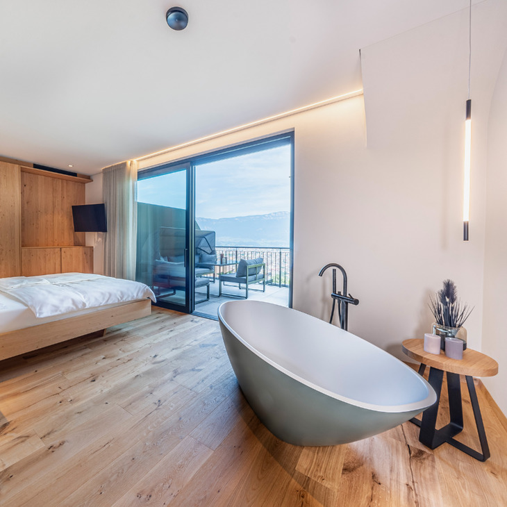Vasca da bagno freestanding e concetto di spazio aperto: i bagni del Kandlerhof.