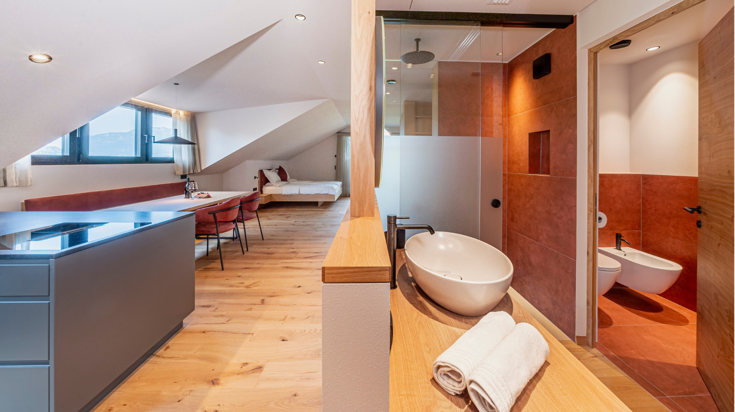 Concetto di spazio aperto: i bagni del Kandlerhof, progettati e forniti da INNERHOFER. Vasca da bagno freestanding e concetto di spazio aperto: i bagni del Kandlerhof.
