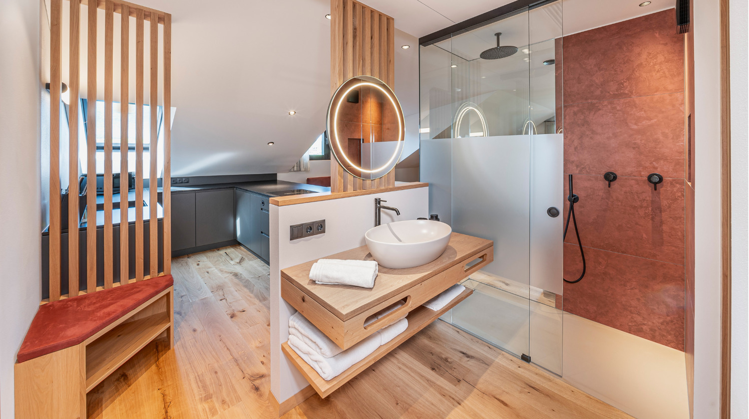 Concetto di spazio aperto: i bagni del Kandlerhof, progettati e forniti da INNERHOFER. Vasca da bagno freestanding e concetto di spazio aperto: i bagni del Kandlerhof.