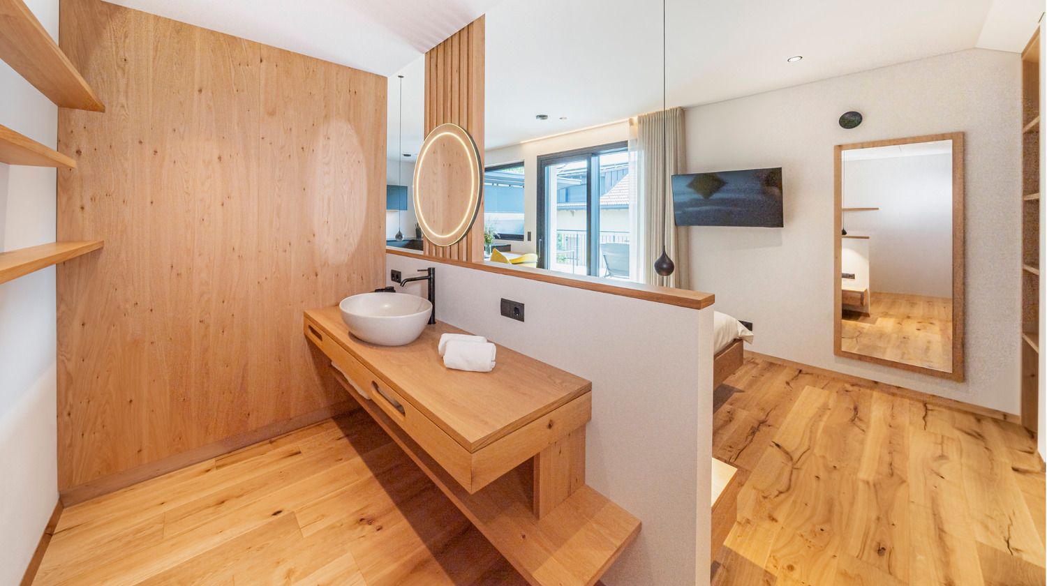 Concetto di spazio aperto: i bagni del Kandlerhof, progettati e forniti da INNERHOFER. Vasca da bagno freestanding e concetto di spazio aperto: i bagni del Kandlerhof.