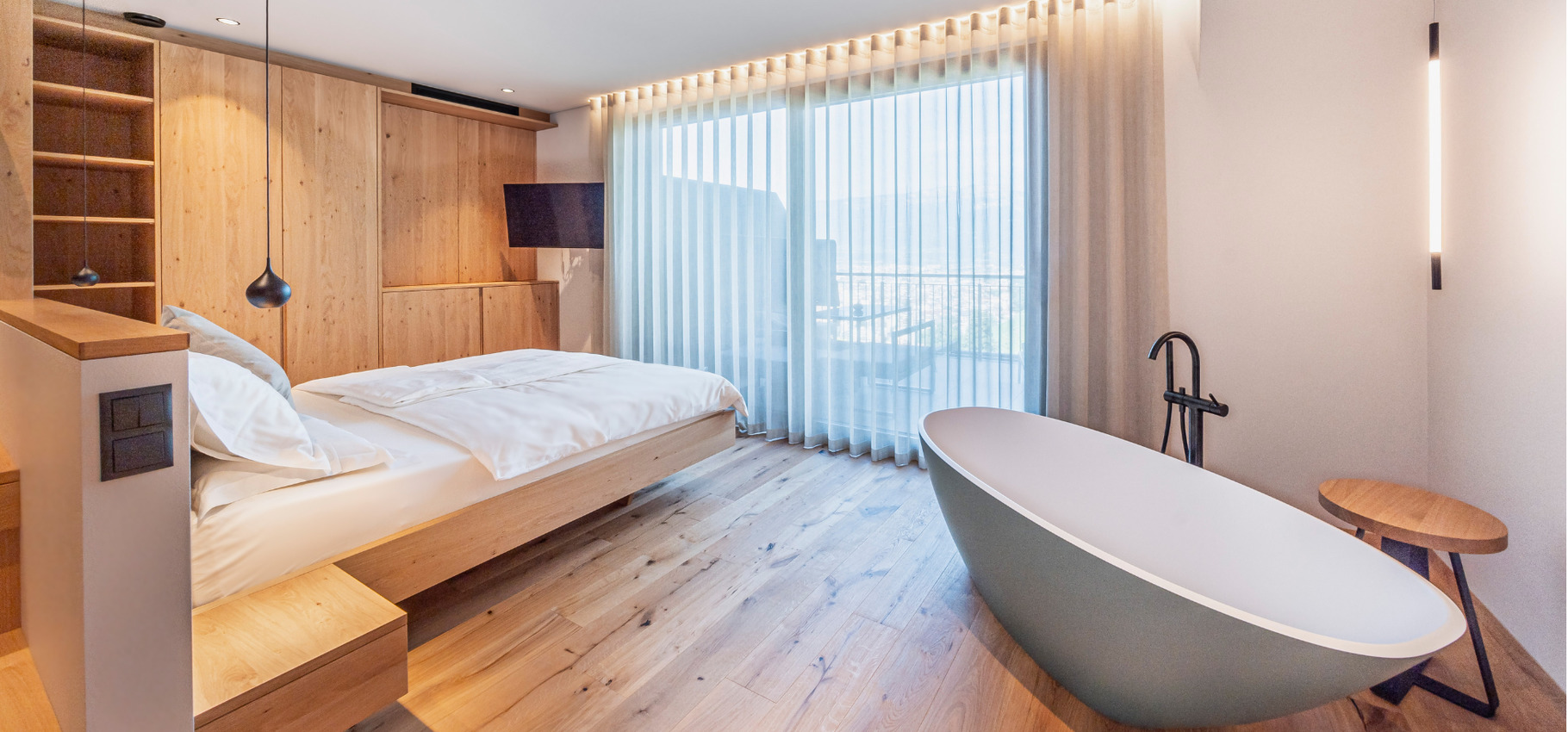Vasca da bagno freestanding e concetto di spazio aperto: i bagni del Kandlerhof, progettati e forniti da INNERHOFER. Vasca da bagno freestanding e concetto di spazio aperto: i bagni del Kandlerhof.
