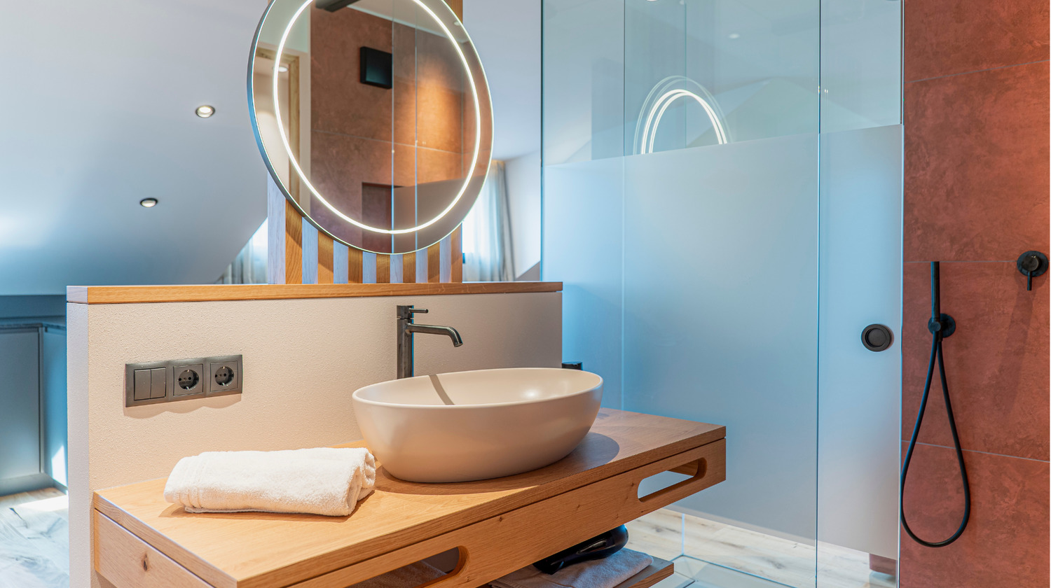 Concetto di spazio aperto: i bagni del Kandlerhof, progettati e forniti da INNERHOFER. Vasca da bagno freestanding e concetto di spazio aperto: i bagni del Kandlerhof.