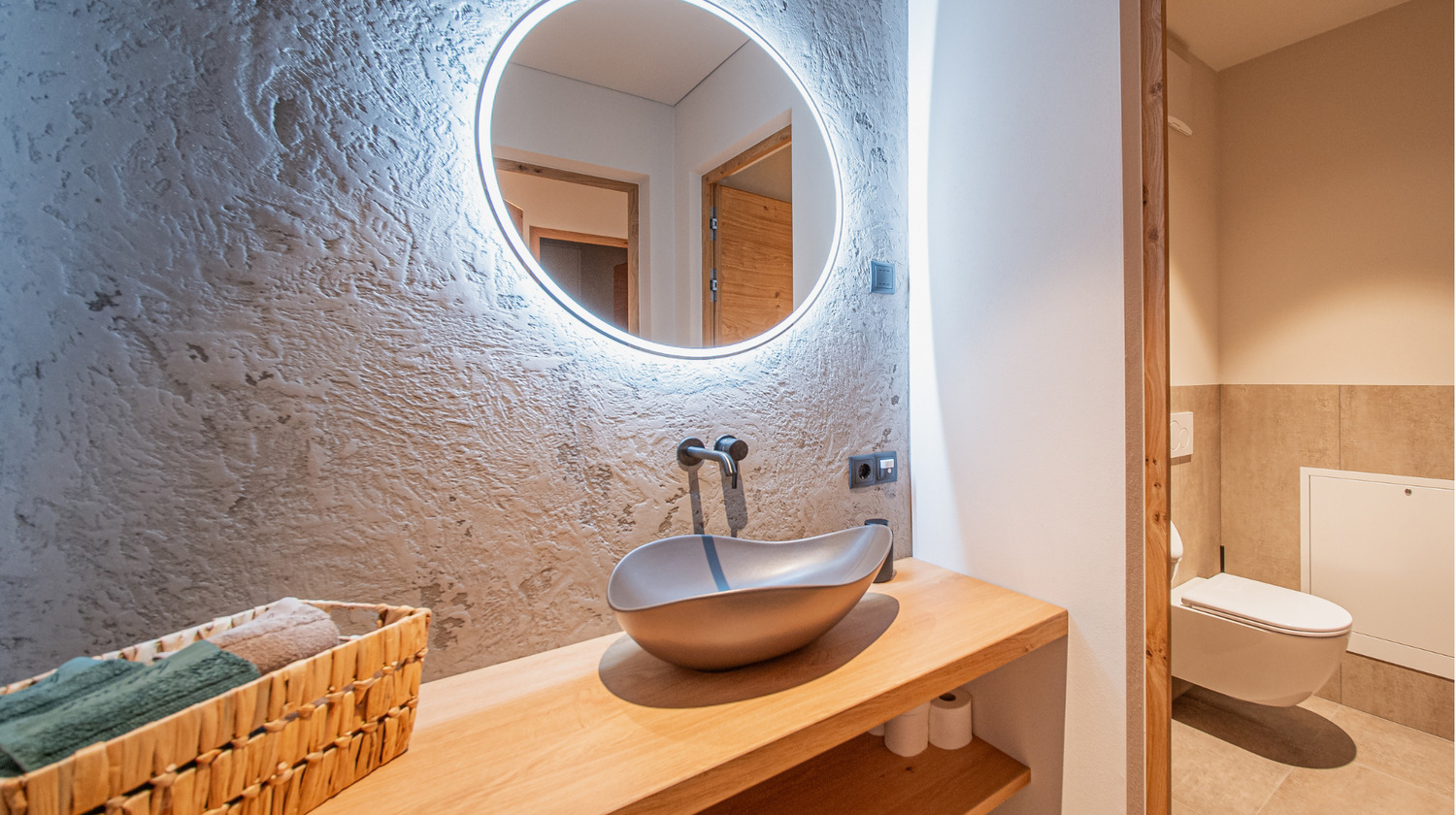 Concetto di spazio aperto: i bagni del Kandlerhof, progettati e forniti da INNERHOFER. Vasca da bagno freestanding e concetto di spazio aperto: i bagni del Kandlerhof.